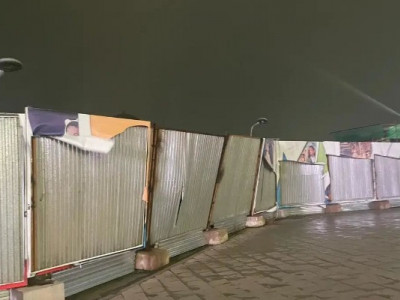 Астанада қатты желден Mega SilkWay сауда орталығының қоршауы әйелдің үстіне құлады