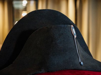 Париж аукционында Напалеон Бонапарттың шләпісі сатылған