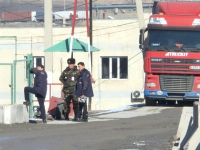 Қырғыз-қазақ шекарасында 500-ден аса жүк көлігі тұрып қалған