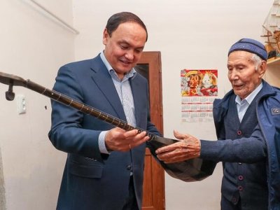 Ербол Қарашөкеев белгілі күйші-композитор Әбдімомын Желдібаевпен кездесті