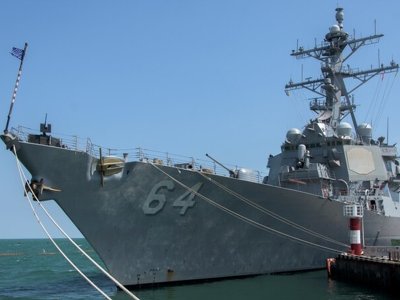 Пентагон АҚШ-тың Қызыл теңіздегі эсминеці мен екі сауда кемесіне шабуыл жасалғанын хабарлады