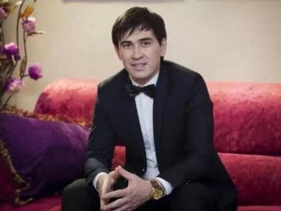 «Кішкентаймын деп сыйлайды». Асан Пердеш өзінен бірнеше жас кіші жұбайы туралы айтты