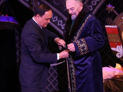 Ербол Қарашөкеев белгілі актер Тұңғышбай Жаманқұловты 75 жылдық мерейтойымен құттықтады