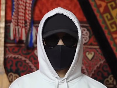 Қара бетперде киіп, қайырымдылықпен айналысып жүрген жігіттің кім екені белгілі болды