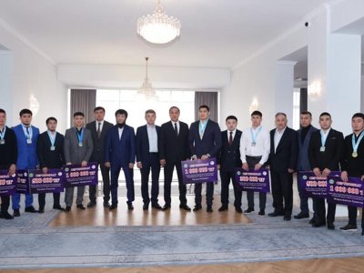 Ербол Қарашөкеев күрес түрлерінен облыстық құраманың спортшыларын марапаттады
