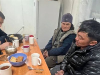 Абай облысында полицейлер аязда адасқан шопандарды жаяу жүріп іздеп тапты