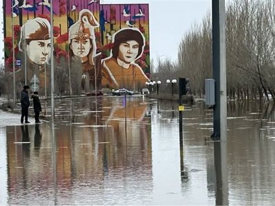 Ақтөбедегі Сазды өзені арнасынан асып жатыр