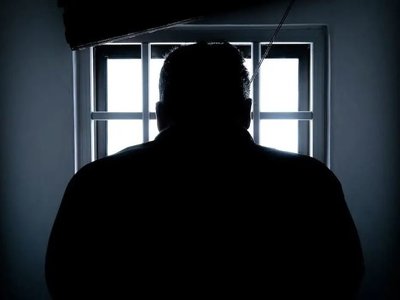 Алматыда көшеде бұрынғы әйелін ұрып-соққан ер адам 25 тәулікке қамалды