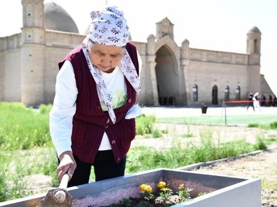 Отырарлықтар Арыстанбаб кесенесінің аумағын тазартты