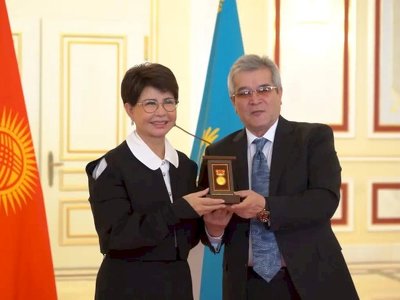 Қазақстанның мәдениет және өнер қайраткерлеріне Қырғызстанның мемлекеттік наградалары табыс етілді