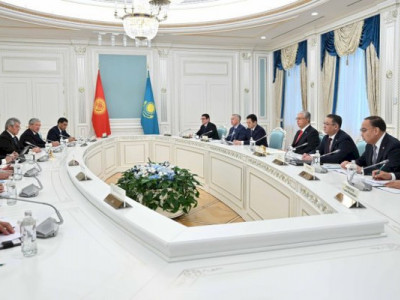 Қасым-Жомарт Тоқаев пен Садыр Жапаров шағын құрамда келіссөз жүргізді