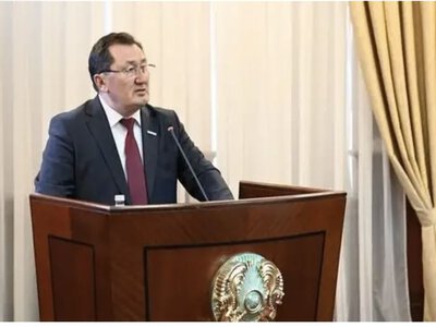 Жаңадан сайланған сенатор ант берді