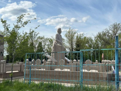 Ақтөбелік кәсіпкер өлмей тұрып өзіне мола қаздырып, ескерткіш қойдырған