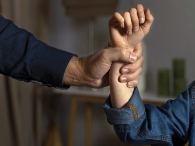 Әкімнің әйелі күйеуім сабады деп желіге шықты