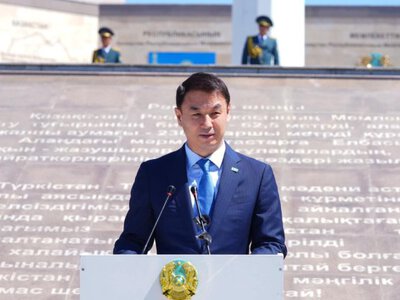 Түркістанда мемлекеттік рәміздер күні әнұран шырқалып,...