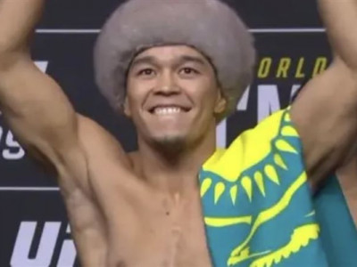 Асу Алмабаевты UFC-дегі жеңісінен кейін жанкүйерлері әуежайдан күтіп алды