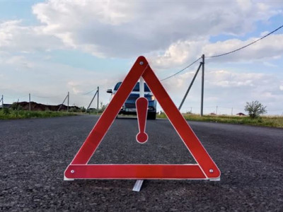 Ақтөбеде жеңіл көлік велосипед мінген екі жігіттті қағып кетті