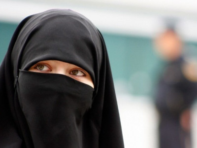 «Хиджаб киюге рұқсат жоқ»: Жоғарғы Сот мектептерде орамал тағуға тыйым салуды жойған жоқ