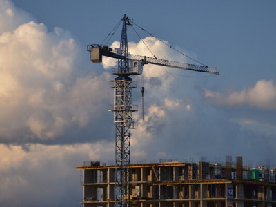 «Ақшаның бәрі сыртқа кетіп жатыр» — депутат құрылыс саласын сынады