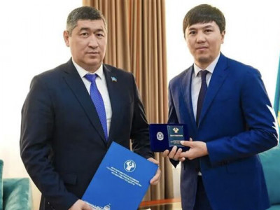 Бокстан әлем чемпионы Мерей Ақшаловқа құрмет белгісі табысталды