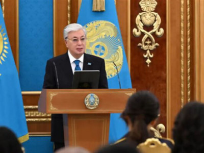 Президент аруларды көктем мерекесі – Халықаралық әйелдер күнімен құттықтады