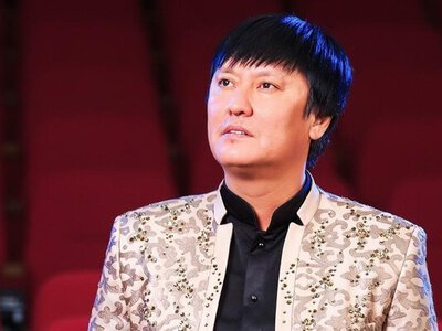 Әнші Өмірқұл Айниязовтың отбасы қара жамылды