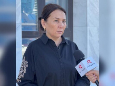 «Әділет болмаса, не істерімді білмеймін»: Ақнәрдің анасы тергеудің тоқтауына алаңдаулы