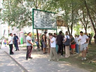 «Үш күннен бері жарықсыз отырмыз»: Алматыда тұрғындар жолды жауып, электр қуатын қосуды талап етті