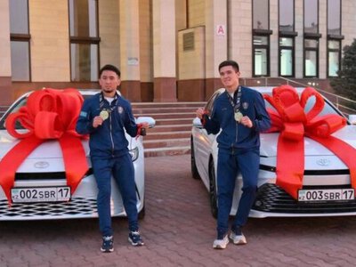 Шымкентте ағайынды Сабырхандар сыйлықтың астында қалды