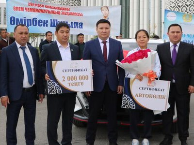 Күрестен U23 санатындағы әлем чемпионы Шұғыла Өмірбекке автокөлік сыйлады