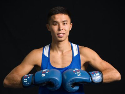 Сәкен Бибосынов Қазақстан чемпионатында бір қолмен жұдырықтасқан