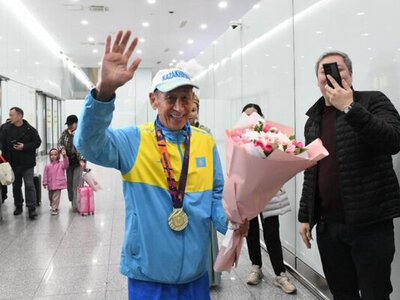 Астана әуежайында 80 жастағы марафоншы Салтанат Түйтебаевты қарсы алды