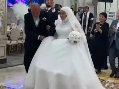 75 жастағы қария үйлену тойын жасап, сүйіктісіне ақ көйлек кигізді