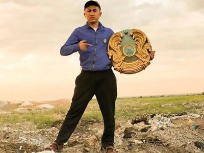 Елтаңбаны қоқыстан тауып үйіне іліп қойған блогерге айыппұл салынды