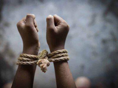 Асырап алған балаларына нанды көңге аунатып жегізіп, иттің үйшігінде ұйықтатқан