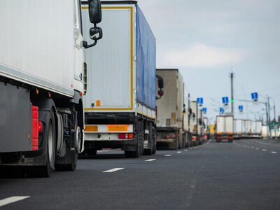Қазақ-орыс шекарасында 1 мыңға жуық жүк көлігі кептеліп тұр (видео)