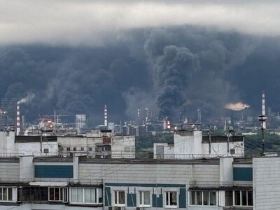 Мәскеуді қара түтін басты: дрондар шабуылынан мұнай зауыты өртенді (видео)