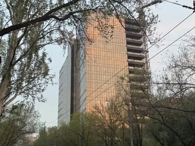 Алматыда ер адам он бірінші қабаттан секіріп кетті