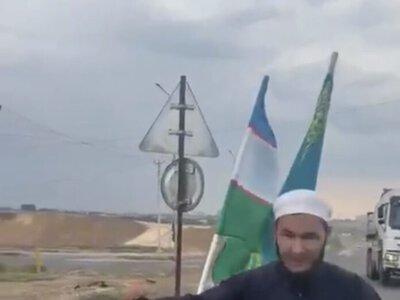 Шымкенттік полицейлер Мекке жаяу жолға шыққан азаматқа көмек көрсетті