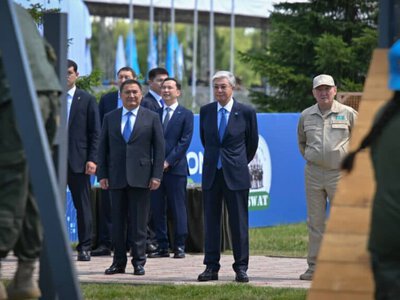 Тоқаев Шоқан Уәлиханов әскери колледжіне автобус сыйлады