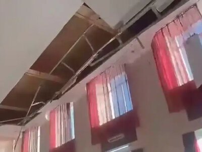 Астанада ескі вокзалдың төбесі опырылып құлап түсті