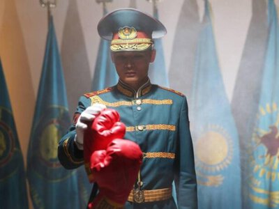 Геннадий Головкин Ұлттық ұлан музейіне бокс қолғабын табыстады