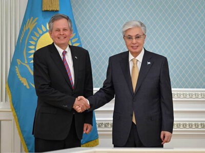 АҚШ сенаторы Тоқаевқа Трамптың сәлемін жеткізді
