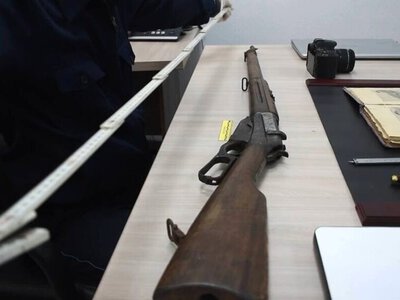 Атасынан қалған Winchester 1895 мылтығын полицияға тапсырды