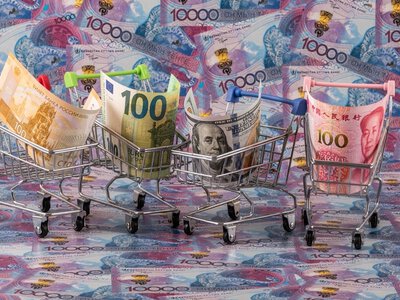 Биржада - теңге, сыртқы нарықта доллар қымбат: екі түрлі бағамның сыры неде