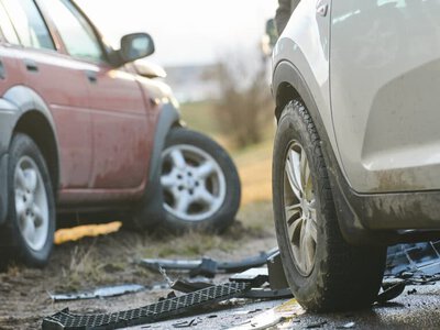 Өскеменде жасөспірім тізгіндеген көлік аударылып, өртеніп кетті
