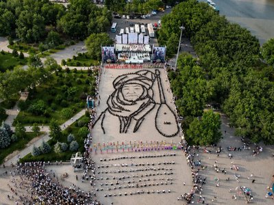 Атырауда Дина Нұрпейісованың портретін әкімдік өшіре алмай жатыр