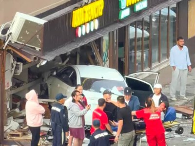 Көлік дүкенді қиратты: 15 жасар қыз зардап шекті