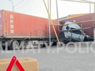 Алматыда КамАЗ пойызбен соқтығысты