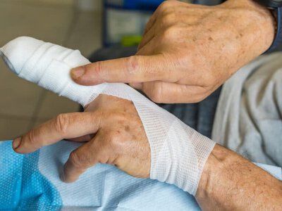 Жұмыста саусақтарынан айырылды: Қостанайда сот жұмысшының жағына шықты